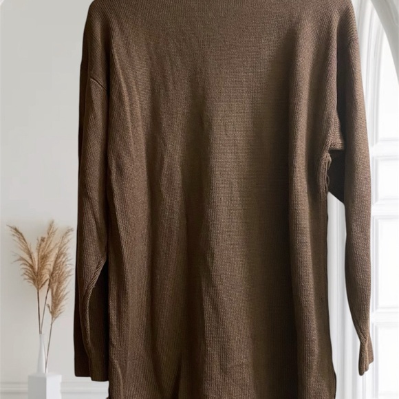 Brown Crochet Knit Top
W/Beading
*GUC
*worn once in the house
#N061 - Picture 5 of 11